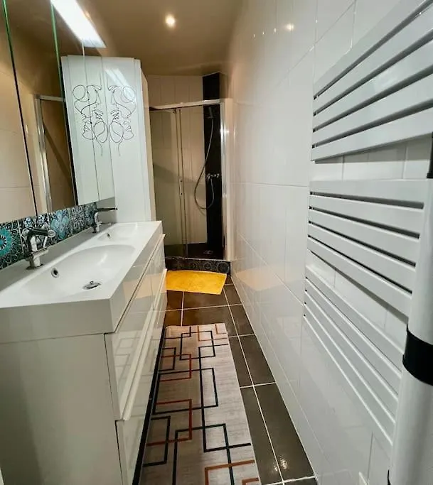 Apartment Un Appartement De Deux Chambres Climatise Avec Un Jardin Privatif Pres De Trocadero Paris France