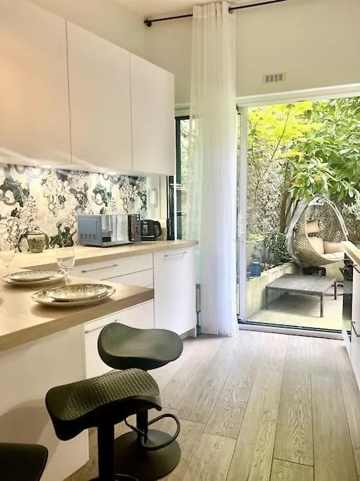 Un Appartement De Deux Chambres Climatise Avec Un Jardin Privatif Pres De Trocadero Paris Apartment